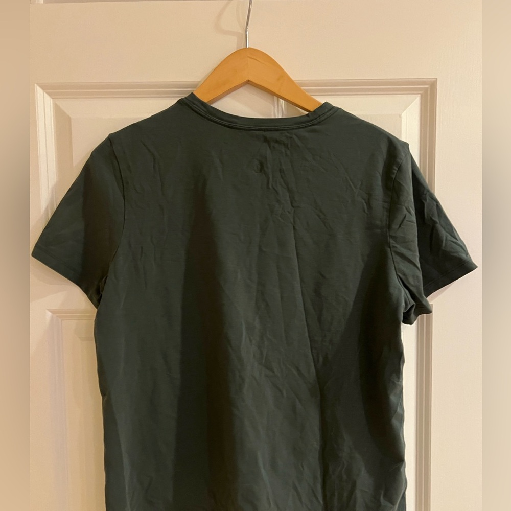 Women’s lululemon size 8 crew neck tee